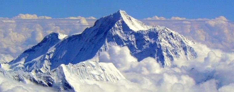 Изкачването на Еверест този сезон вече е "почти невъзможно"