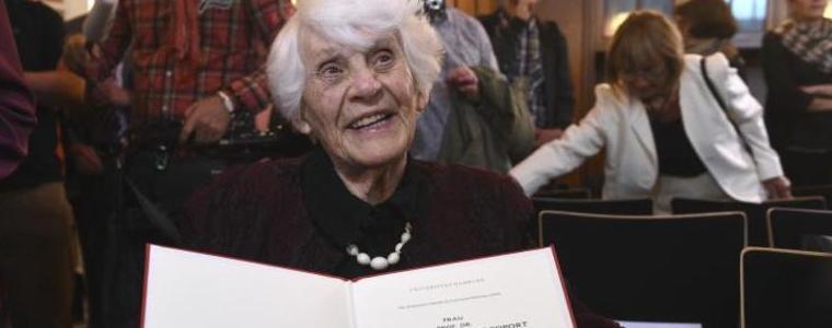 102-годишна баба защити докторска степен 
