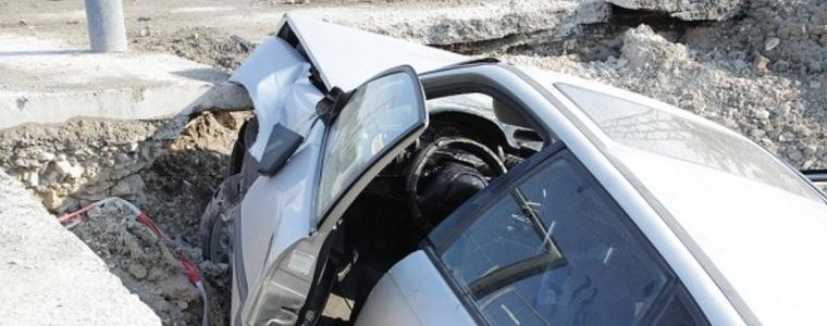 Автомобил падна в изкоп на булевард в Шумен, двама младежи са в болница