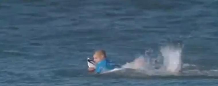 Сърфист отблъсна атака на акула с юмруци (ВИДЕО)