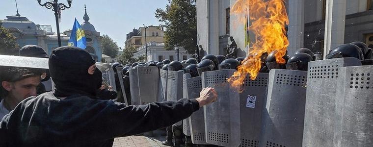 Сблъсъци и граната избухнаха пред парламента в Киев