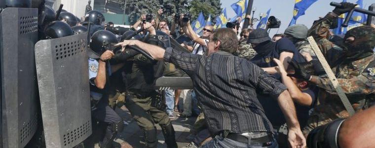 Втори полицай почина след вчерашните сблъсъци в Киев