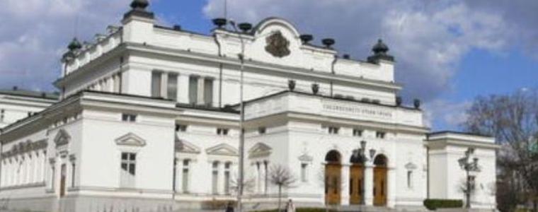 Депутатите от ГЕРБ изпълниха разпореждането на Борисов за къмпингуването