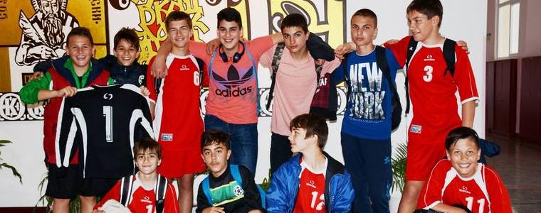 Отборът на СОУ "Св. Климент Охридски" - победител в областния кръг по футбол (V - VII клас)