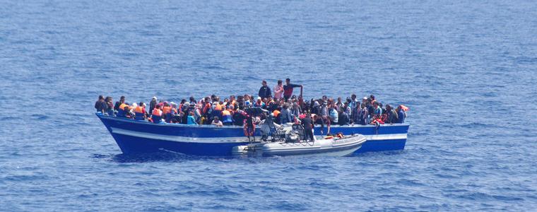 Стотици мигранти са се удавили в Средиземно море на път за Италия