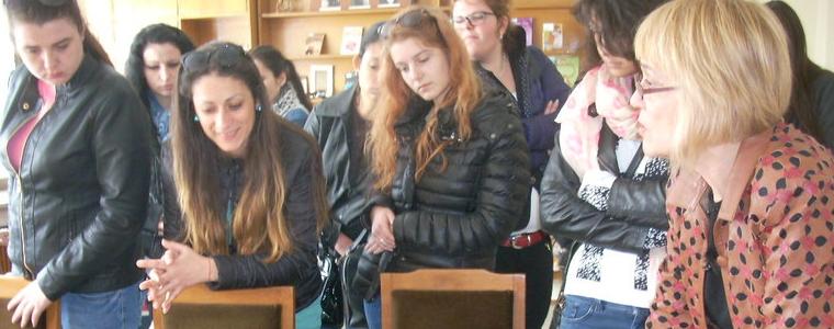Студенти на Колеж-Добрич с час по Краезнание в библиотеката