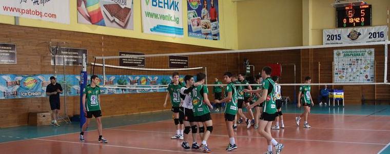 ВОЛЕЙБОЛ: Гоцев и Градинаров „играха”треньори на юношите младша (ВИДЕО)