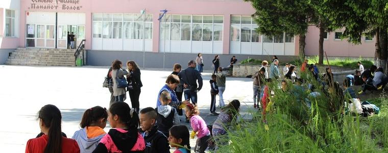 Ученици от ОУ „Панайот Волов” почистиха района около училището 