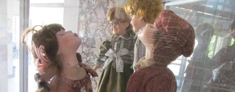 Порцелановите кукли на Елена Петкова в библиотеката