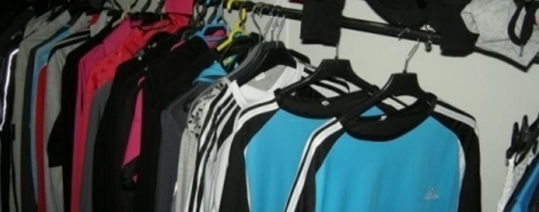 Установиха дрехи-ментета в два магазина в Добрич