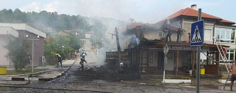Ремарке се удари в стълб и се подпали в Батово. Огънят засегна и къща (ВИДЕО)