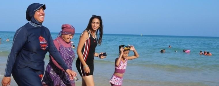 Израел с изисквания за скромно облекло на изпълнителите – не може да са по бански