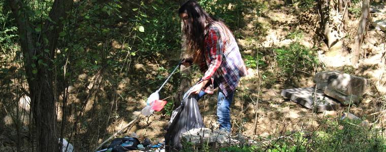 Музиканти дават пример. Събраха купища отпадъци от парка в Добрич (ВИДЕО)