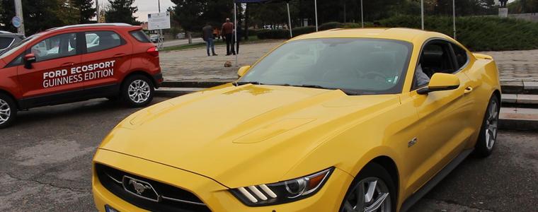 Жълт Форд Мустанг привлича погледите, добричлии тестват атрактивни автомобили (ВИДЕО)