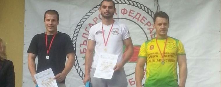 КАНАДСКА БОРБА: Състезател на "Хищник" с бронзов медал от турнира в Селановци