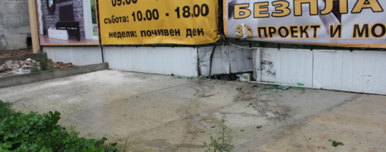 Кола се заби в мебелен магазин в Добрич. Шофьорът е загинал (ВИДЕО)