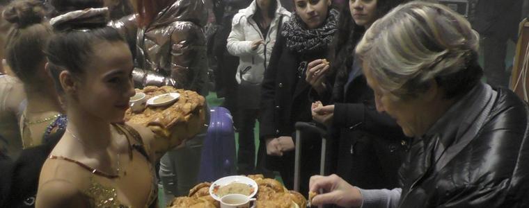 Посрещнаха с хляб и сол Нешка Робева в Добрич (ВИДЕО)