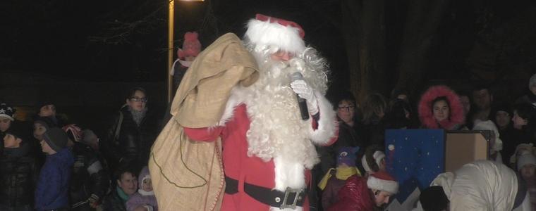 Коледна елха грейна в центъра на Добрич, Дядо Коледа пристигна с трактор /ВИДЕО/