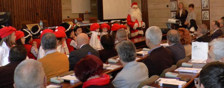 Малки коледари поздравиха кмета и общинските съветници на Добрич
