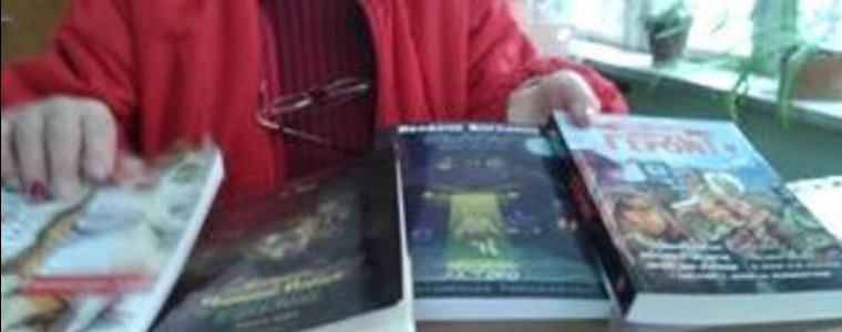 Ал Торо дари книги на читалищна библиотека в Добрич