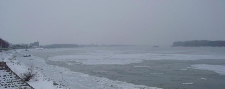 Дунав бързо замръзва, достигна 50% ледоход  