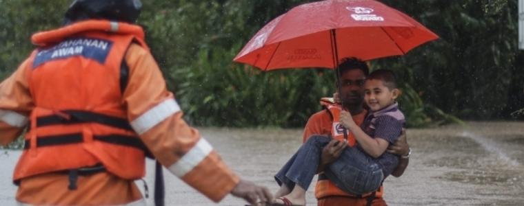 Наводненията в Малайзия принудиха 23 000 души да напуснат домовете си