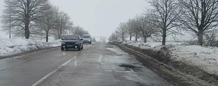 Дупки зейнаха след снега по пътя Добрич – Варна (ВИДЕО)