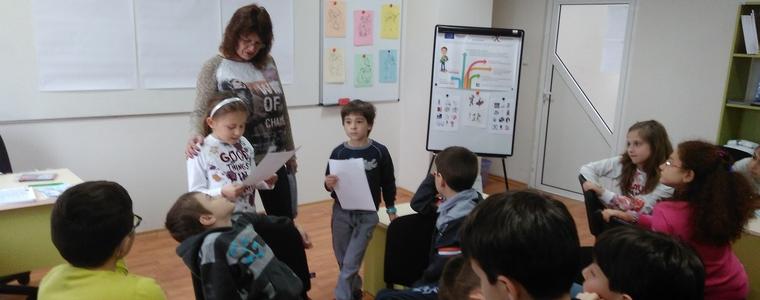 В клуб „Кариера“ на  училище „Славейков“ деца разискват имената на професиите
