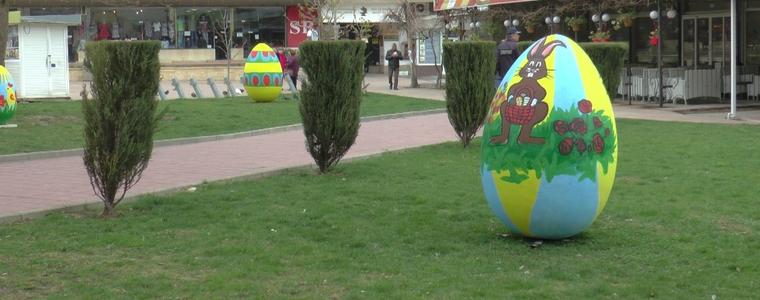 Големи шарени яйца отново красят центъра на Добрич за Великден (ВИДЕО)