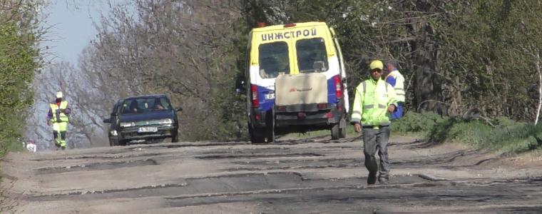 От седмица ремонтират пътя за Житница, шофьорите са недоволни от качеството (ВИДЕО)