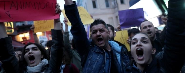 Удължиха извънредното положение в Турция - на фона на нестихващи протести
