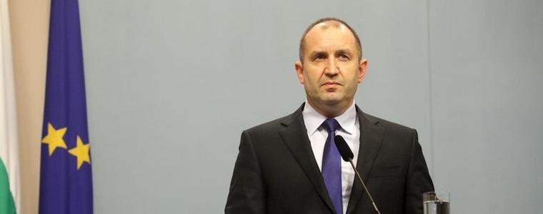 Уволненият служител: Президентът Радев предложи текста за уседналостта