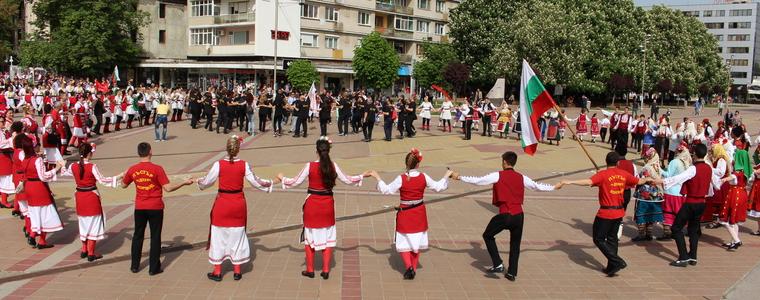 600 танцьори се изявяват в Добрич на „Събрали ми се, наиграли в Добруджа“ (ВИДЕО)