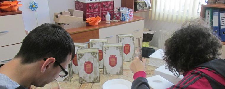 Младежи с увреждания изработиха кутии за представителни нужди на Община Добрич 