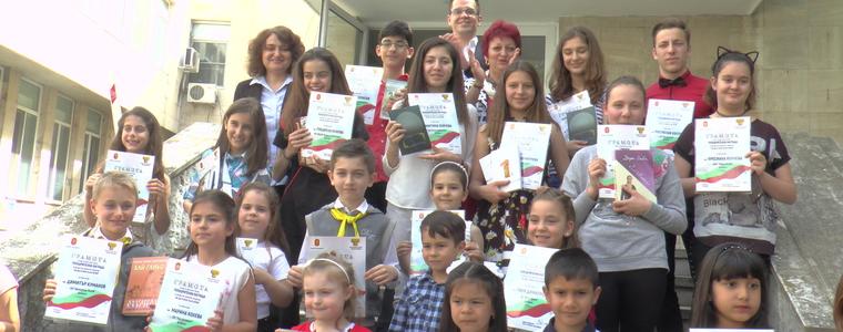Наградиха участниците в рецитала „ За да я има България” (ВИДЕО)