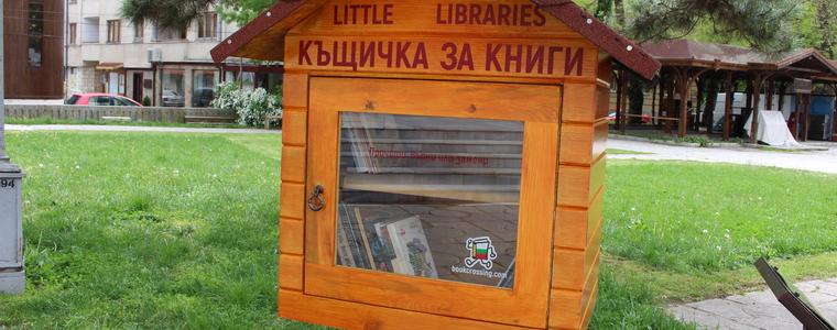 Първите книги в Къщичката за книги са от Сдружението на писателите в Добрич (ВИДЕО)