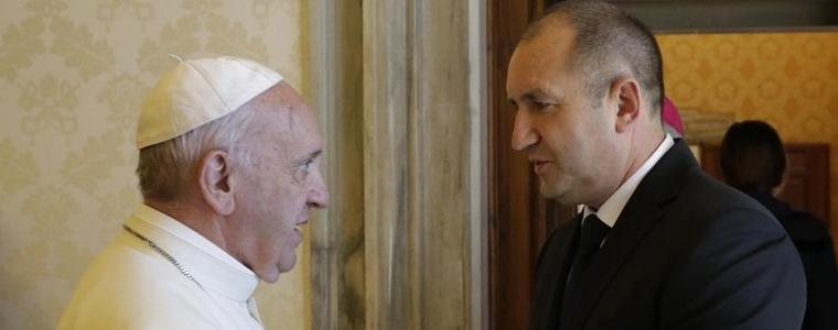 Радев говори с папата за бежанците и трафика на хора 