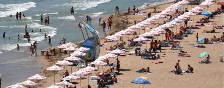 Разпънаха чадърите, цените - от 5 до 10 лева