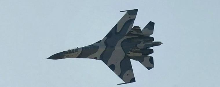 Руски изтребител и американски самолет над Черно море