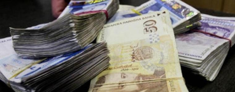 Служебен министър обяви финансова новина, която касае всички българи: Средната заплата у нас