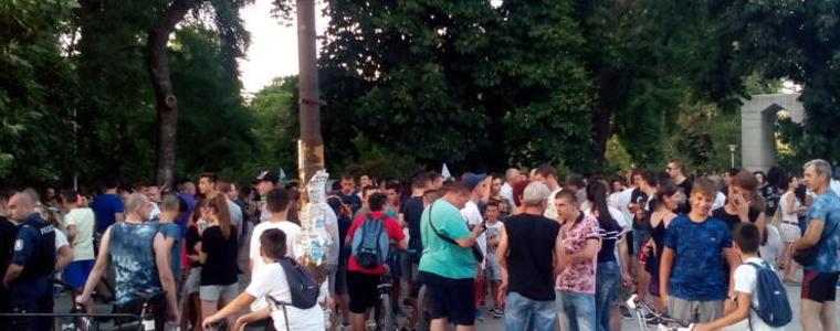 Хиляди пак на бунт в Асеновград, щурмуват ромската махала