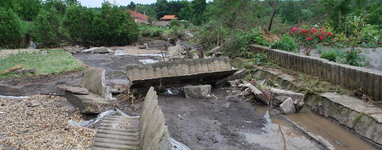 Наводнени къщи, дворове и отнесени пътища в Тошевско след пороя снощи