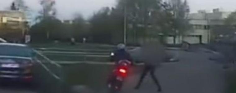 Пешеходка приключи полицейско преследване - тресна моторист с чанта (ВИДЕО)