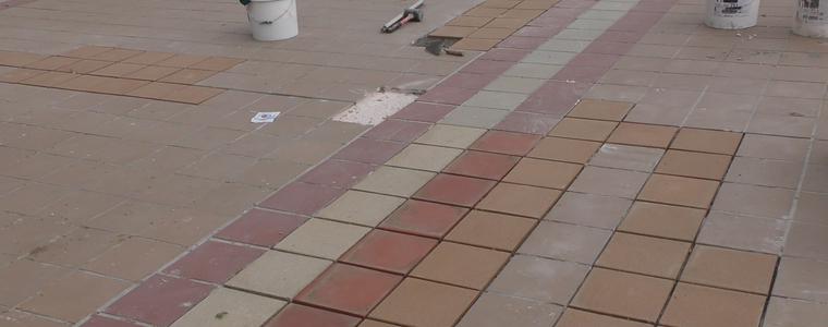 Започна подмяната на натрошените плочки в центъра на Добрич (ВИДЕО)