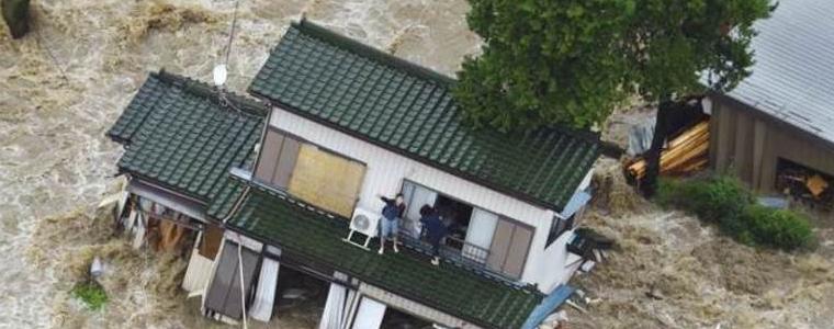 Десетки изчезнали след наводнения в Япония