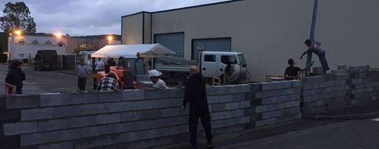 Жители на френско градче изградиха стена около хотел, предназначен за бежанци