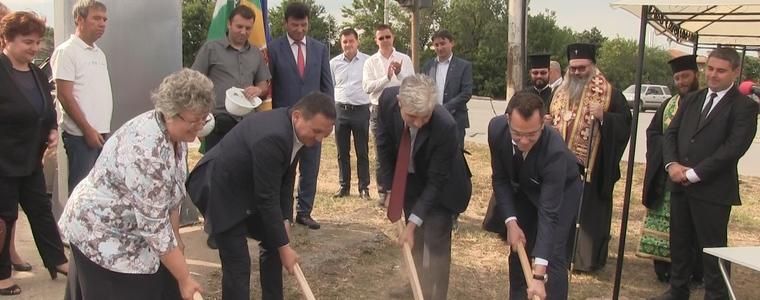 Министър Нено Димов направи първа копка от водния цикъл на Добрич