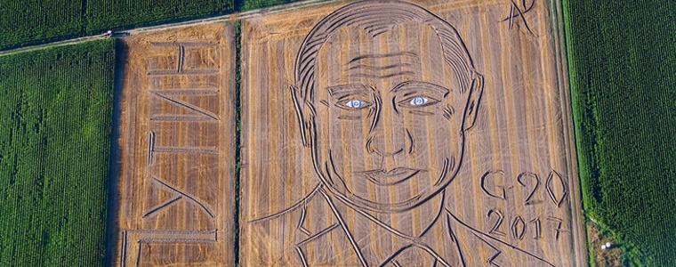  Огромен портрет на Путин се появи на поле в Италия