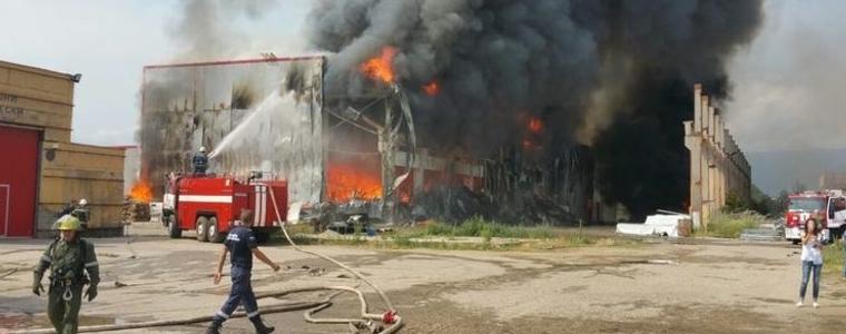 Пожарът в Казичане е овладян, следи се състоянието на въздуха