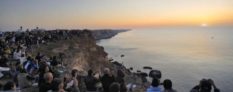 Стотици посрещнаха изгрева на слънцето на Камен бряг (ВИДЕО)